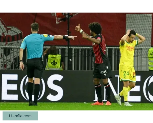 拉冯在南特大门前上演神勇一幕继续稳固球队防线成为英雄之姿